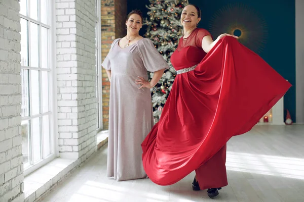 クリスマスに女。休日のための美しいドレスの脂肪女性. — ストック写真