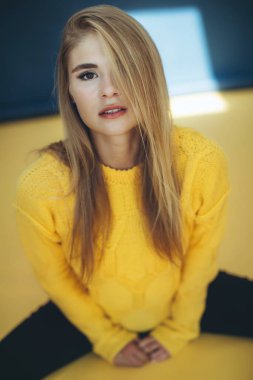 Stüdyoda kazaklı bir kadın var..