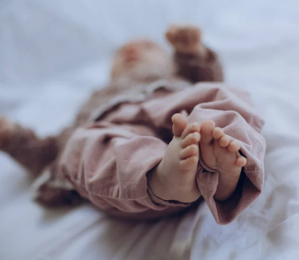 ベッドの上の赤ん坊の足. — ストック写真