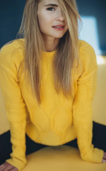 스튜디오에서 스웨터를 입고 있는 여자. — 스톡 사진