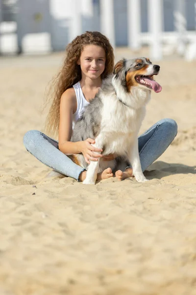 Un niño con un perro en la naturaleza. — Foto de Stock