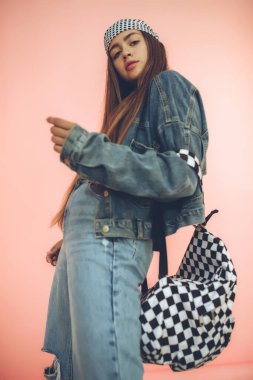 Modaya uygun bir lise öğrencisi. Liseli kız..