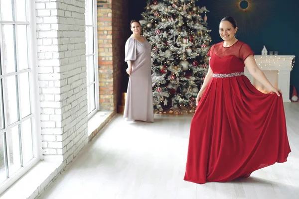 クリスマスに女。休日のための美しいドレスの脂肪女性. — ストック写真