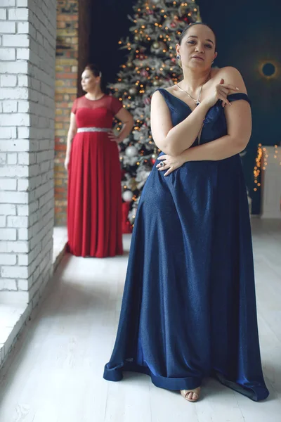 Жінка на Різдво. Товста жінка в красивій сукні на свято . — стокове фото
