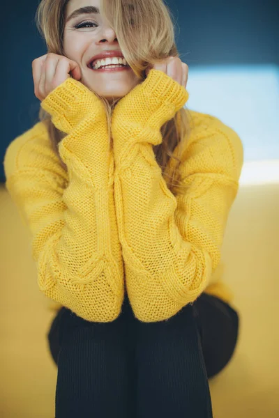 Женщина в свитере в студии. — стоковое фото