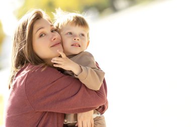 Çocuklu bir anne. Doğada mutlu bir aile. Doğasında küçük bir çocuğu olan güzel bir kadın..