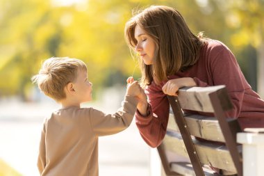 Çocuklu bir anne. Doğada mutlu bir aile. Doğasında küçük bir çocuğu olan güzel bir kadın..
