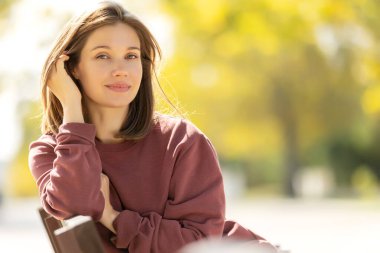 Güzel kadın. Sonbaharda doğada genç kız portresi.