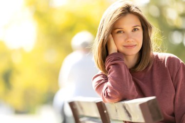 Güzel kadın. Sonbaharda doğada genç kız portresi.