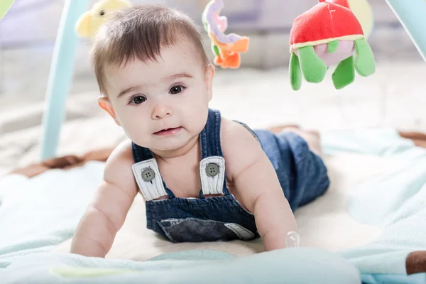 Bela menina recém-nascida se divertindo . — Fotografia de Stock