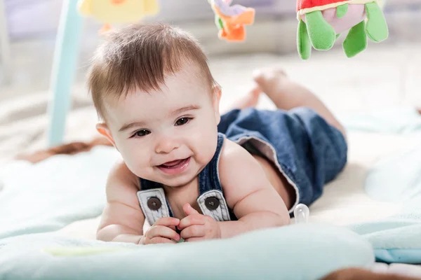 Bela menina recém-nascida se divertindo . — Fotografia de Stock