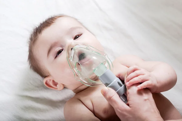 Arzt inhaliert krankes Baby. — Stockfoto