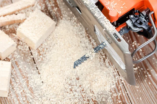 Birçok ahşap tuğla talaş tam ile elektrikli testere.