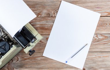 Ahşap arka plan üzerinde eski vintage antika daktilo makinesi.