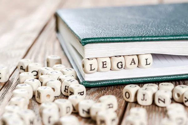Palabra LEGAL escrita en un bloque de madera . — Foto de Stock