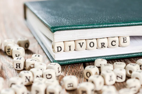 Palabra de divorcio escrita en un bloque de madera . — Foto de Stock
