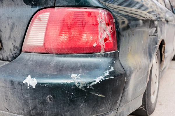 Carro arranhado com danos profundos — Fotografia de Stock