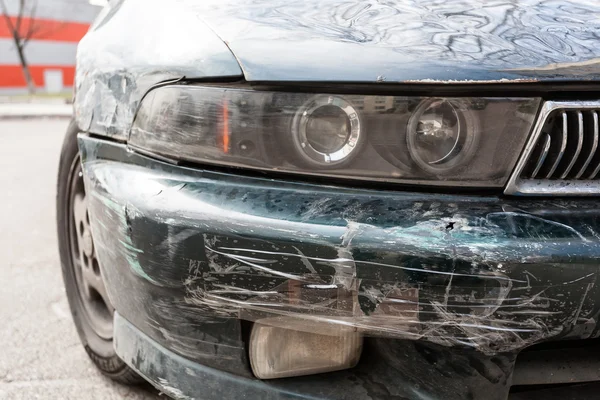 Carro arranhado com danos profundos — Fotografia de Stock
