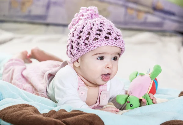 Wunderschönes neugeborenes Mädchen mit rosa Hut. — Stockfoto