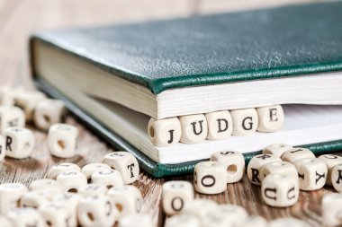 Bir ahşap blok yazılı kelime yargıç.