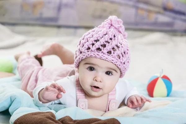 Wunderschönes neugeborenes Mädchen mit rosa Hut. — Stockfoto