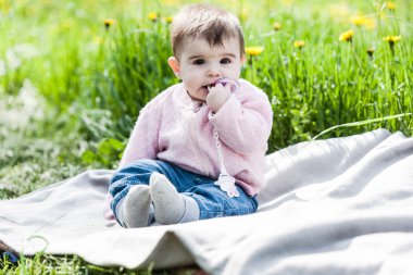 Sevimli kız dışarıda eğleniyor.