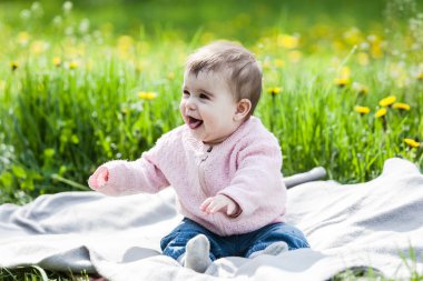 Sevimli kız dışarıda eğleniyor.