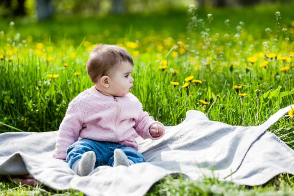 Nettes Mädchen hat Spaß draußen. — Stockfoto