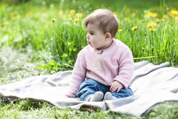 Sevimli kız dışarıda eğleniyor.