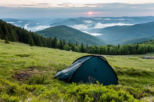 Morgensonnenaufgang in den Bergen. — Stockfoto