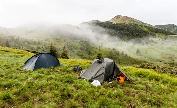 Morgensonnenaufgang in den Bergen. — Stockfoto