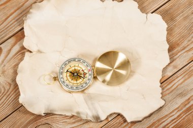 pusulası olan eski harita