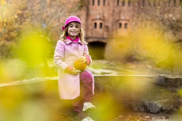 Niña Chaqueta Rosa Con Calabaza Divertirse Antigua Fortaleza Día Otoño —  Fotos de Stock