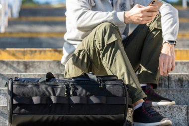 Giysilerine ve sokaktaki bir adamın tarzına yakından bak.