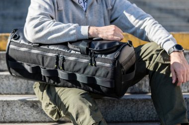 Giysilerine ve sokaktaki bir adamın tarzına yakından bak.