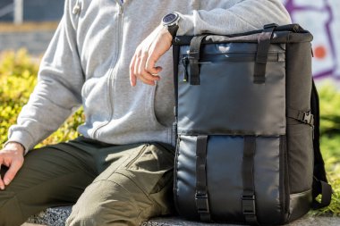 Giysilerine ve sokaktaki bir adamın tarzına yakından bak.