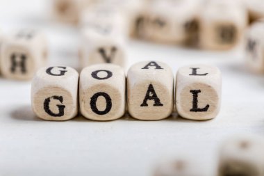 Tahta alfabe blokları tarafından oluşturulan kelime golü. Eski ahşap masada..