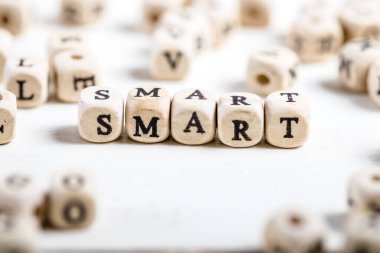 Kelime Uyarıcı tahta alfabe blokları tarafından oluşturuldu. Eski ahşap masada..