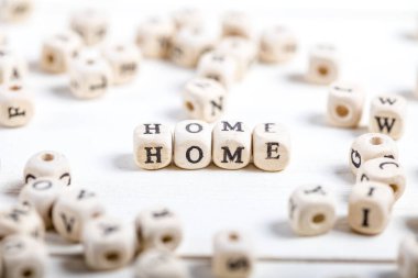 Kelime Yuvası tahta alfabe blokları tarafından oluşturuldu. Eski ahşap masada..