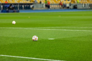 Kyiv, Ukrayna - 26 Eylül 2021: UEFA Şampiyonlar Ligi maçı Dinamo Kyiv maçında Ukrayna 'nın başkenti Kyiv' deki NSC Olimpiyat Stadyumu 'nda Benfica' ya karşı sahada Uefa şampiyonları ligi topu.