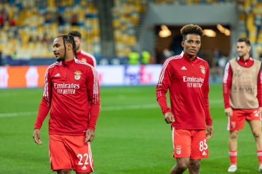 Kyiv, Ukrayna - 26 Eylül 2021: Benfica oyuncuları NSC Olimpiyskiy stadyumunda oynanan FC Dinamo Kyiv UEFA Şampiyonlar Ligi karşılaşmasında ısınma maçında.