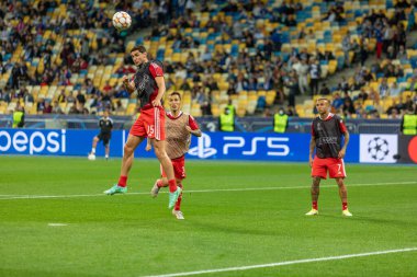 Kyiv, Ukrayna - 26 Eylül 2021: Benfica 'dan Roman Yaremchuk UEFA Şampiyonlar Ligi maçında FC Dinamo Kyiv' e karşı NSC Olimpiyskiy Stadyumu 'nda ısınırken.