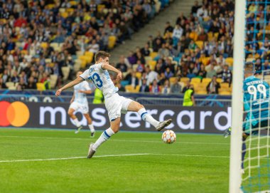 Kyiv, Ukrayna - 26 Eylül 2021: Dinamo Kyiv 'den Ilya Shkurin UEFA Şampiyonlar Ligi maçında Benfica' ya karşı NSC Olimpiyskiy Stadyumu 'nda mücadele etti..