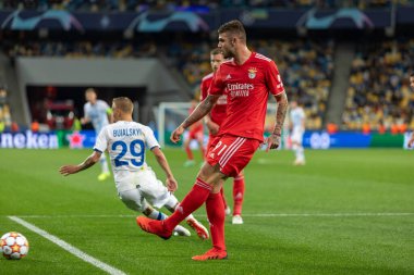 Kyiv, Ukrayna - 26 Eylül 2021: NSC Olimpiyskiy Stadyumu 'nda oynanan UEFA Şampiyonlar Ligi maçı sırasında Benfica' lı Morato, FC Dinamo Kyiv 'e karşı mücadele etti..