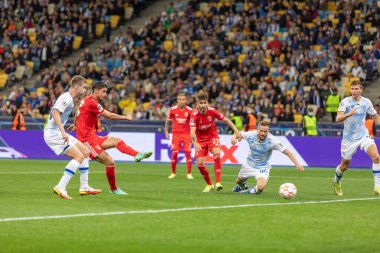 Kyiv, Ukrayna - 26 Eylül 2021: UEFA Şampiyonlar Ligi Dinamo Kyiv - Benfica maçı sırasında NSC Olimpiyskiy Stadyumu 'nda oynayan oyuncular.