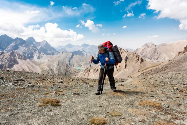 Escursionista in alta montagna . — Foto Stock