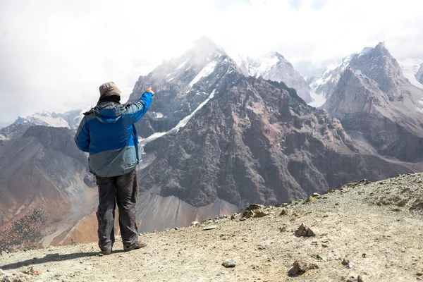 Escursionista in alta montagna . — Foto Stock