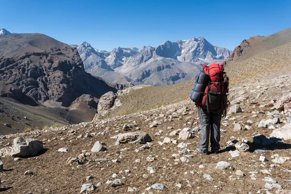 Escursionista in alta montagna . — Foto Stock