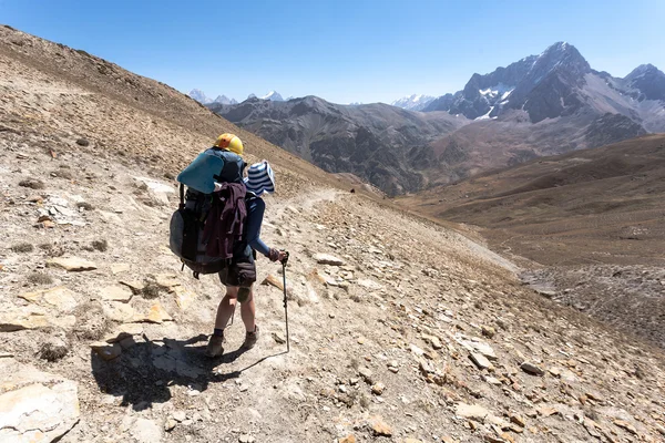 Escursionista in alta montagna . — Foto Stock