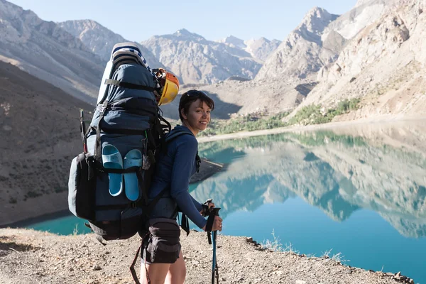 Escursionista in alta montagna . — Foto Stock